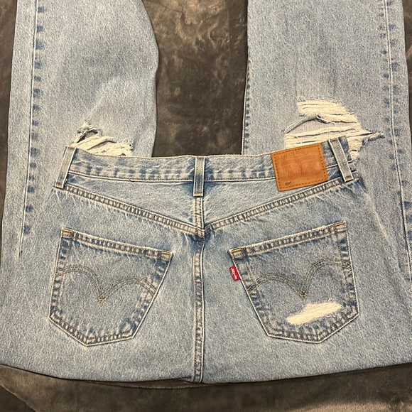 🌸 Levi’s Distressed Light Blue Jeans 🌸 - Picture 1 of 6
